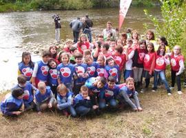 Alumnos de El Bosquín sueltan 5.000 alevines de trucha al Nalón