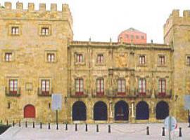 El concejal de Cultura muestra su preocupación al presidente de Cajastur acerca del Palacio Revillagigedo