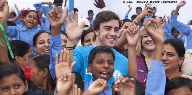 Alonso promueve el uso de jabón entre los niños indues