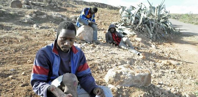 “Nos golpean con piedras en las rodillas y tobillos para no saltar la valla de Melilla” 