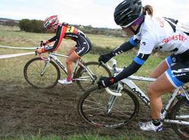 Las asturianas Lucía y Alicia González, reinan en el ciclocross de Karrantza