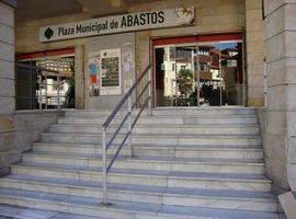 Llanes realiza obras de mejora en el plaza municipal de abastos y calle de Las Barqueras