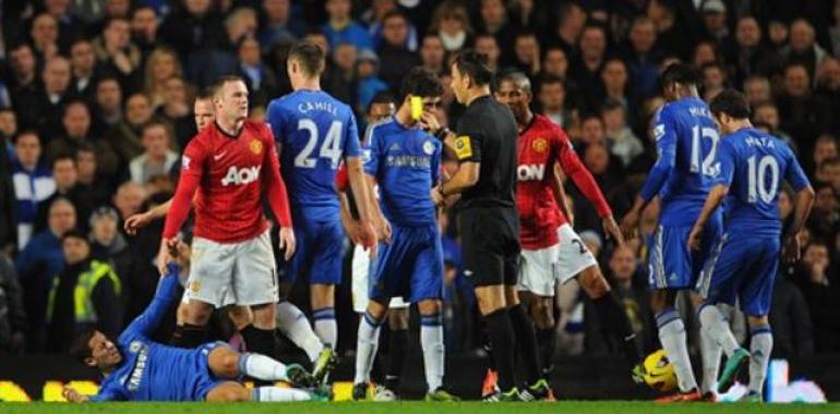 Investigan a un arbitro británico por insultar a Juan Mata