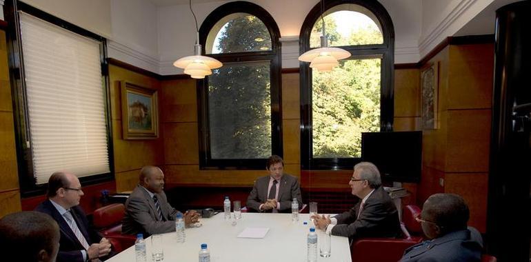 Reunión del presidente del Principado con el embajador de Guinea Ecuatorial en España