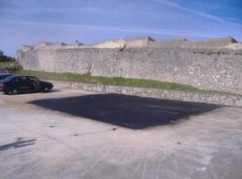 Asfaltado el aparcamiento del cementerio de Posada de Llanes