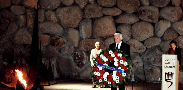 Jerzy Buzek visita Yad Vashem: "debemos recordar, y siempre lo haremos"