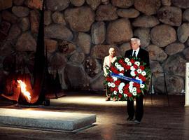 Jerzy Buzek visita Yad Vashem: "debemos recordar, y siempre lo haremos"