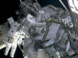 Dos astronautas de la  Estación Espacial salen a reparar una fuga de amoniaco