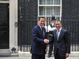 El secretario general de la OTAN y el primer ministro Cameron tratan sobre Libia y Afganistán