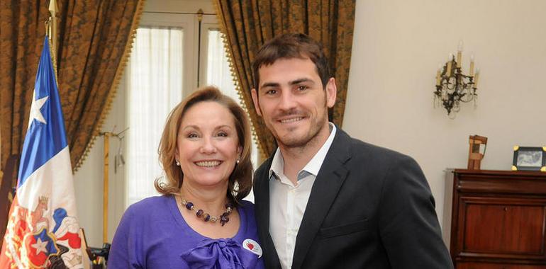 Primera Dama Cecilia Morel recibe a Iker Casillas en La Moneda