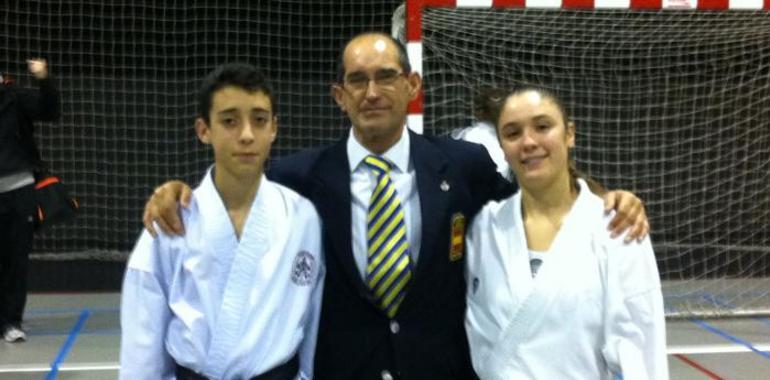 Dos nuevos cinturones negros en el gimnasio Coliseum