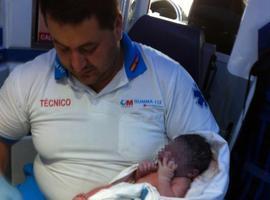 Nace una niña en una UVI móvil del SUMMA