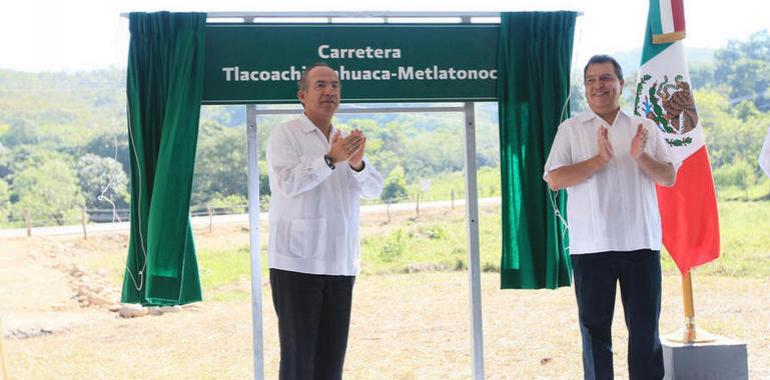 Una nueva carretera reduce el aislamiento de la alta montaña de Guerrero