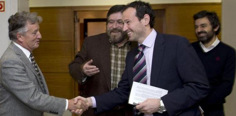 Delegados del Festival de Lorient con el consejero de Presidencia