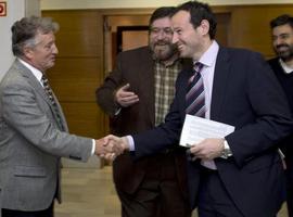 Delegados del Festival de Lorient con el consejero de Presidencia