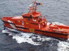 Salvamento Marítimo rescata a los 18 ocupantes de una patera localizada en el mar de Alborán