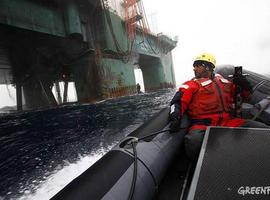 El director Ejecutivo de Greenpeace arrestado por escalar la plataforma de Cairn Energy en el ártico