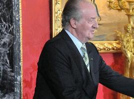 Don Juan Carlos ya puede caminar con muletas y en dos o tres días recibirá el alta