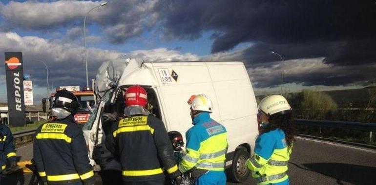 Un varón de 37 años ha fallecido en una colisión entre un camión y una furgoneta en el km 34 de la M50