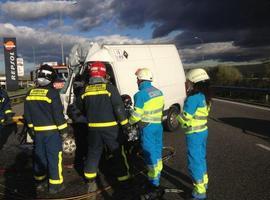 Un varón de 37 años ha fallecido en una colisión entre un camión y una furgoneta en el km 34 de la M50 