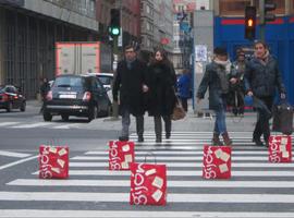 Xixón llena A Coruña con bolsas y post-it con mensajes de promoción turística