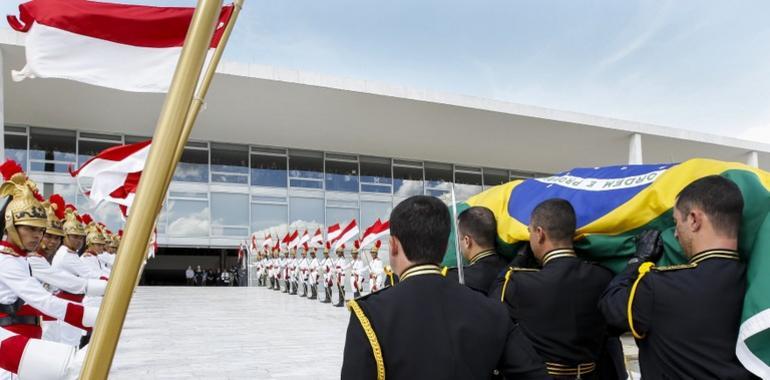 Miles de brasilienses velaron los restos de Niemeyer en Planalto