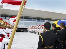 Miles de brasilienses velaron los restos de Niemeyer en Planalto