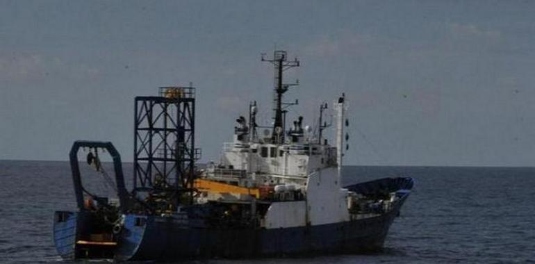 El patrullero ‘Infanta Cristina’ expulsa del mar de Alborán a un buque cazatesoros