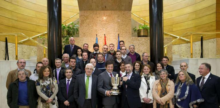Recepción del presidente del Principado al Ayuntamiento de Navia, Premio CSD