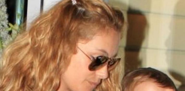 Por fin Paulina Rubio viajo a México con su hijo!