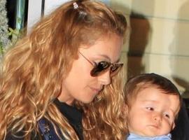 Por fin Paulina Rubio viajo a México con su hijo!