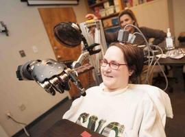 Una mujer tetrapléjica controla un brazo robótico con la mente 