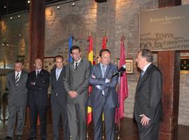 El presidente de La Rioja inaugura la exposición conmemorativa del 120 aniversario de Bodegas Riojanas 