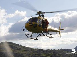 El helicóptero traslada al HUCA a un motorista herido en accidente en Fabal, Taramundi