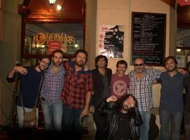 Video proyección de Xurde Morán sobre Avilés en el Café Lord Byron 