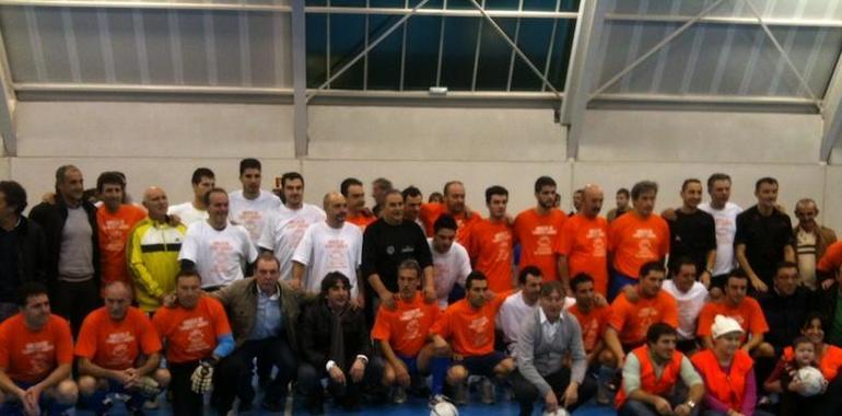 Fernando Alonso lucha contra el cáncer infantil en Mieres