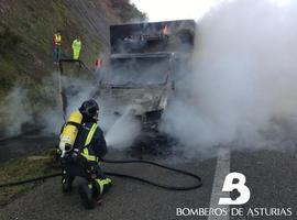 Arde la cabina de un camión a la altura de Colunga