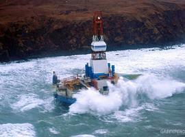 Una plataforma de Shell encallada en Kodiak amenaza de nuevo la costa de Alaska