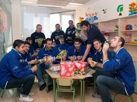 El Oviedo Baloncesto visita el Materno Infantil