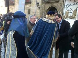 Los Reyes Magos desembarcaron en Gijón para iniciar sus cabalgatas por Asturias