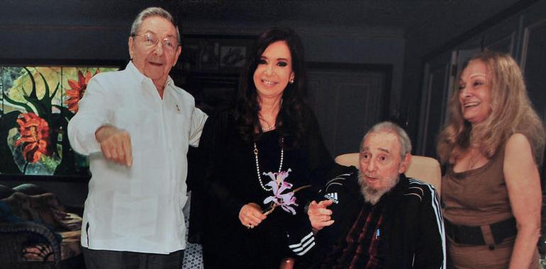 Cristina llevó a la Habana solidaridad y respeto a Chávez y se reunió con los Castro