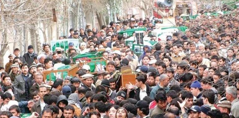 Chiítas mantienen una protesta sin precedentes, en Quetta, negándose a enterrar a sus muertos