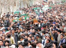 Chiítas mantienen una  protesta sin precedentes, en Quetta, negándose a enterrar a sus muertos