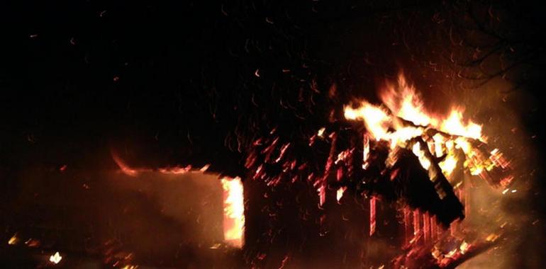 Extinguidos sendos incendios urbanos en Sietes (Villaviciosa) y Mieres