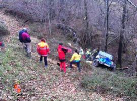 El Grupo de Rescate de Protección Civil evacua a un varón cuyo todoterreno volcó en Ribota de Sajambre