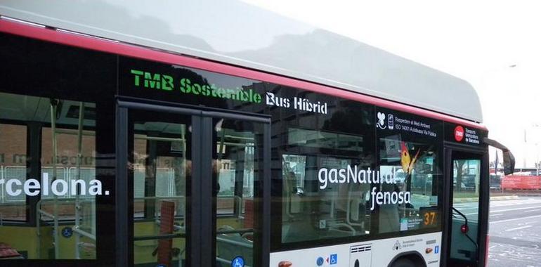 El primer autobús de gas natural comprimido transformado en híbrido eléctrico circula por Barcelona