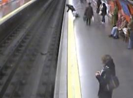 Un policía nacional rescata a una mujer que iba a ser arrollada por el metro