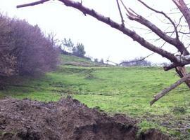 El Ayuntamiento de Llanes repara una rotura en la macrotraida de agua cerca de Puente Nuevu