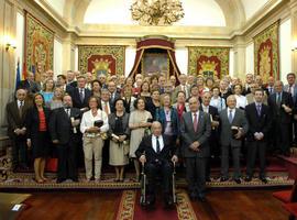 La Universidad entrega sus insignias de Oro y Plata a profesores y personal jubilados