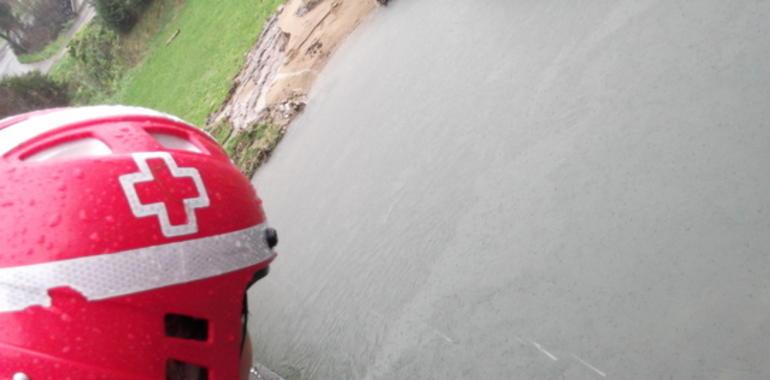 El equipo de emergencias de Cruz Roja participa en la búsqueda del desaparecido en el rio Esva 